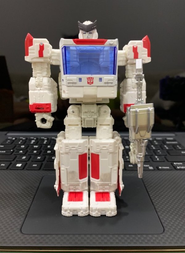 FIRST LOOK   Transformers Siege Ratchet And Bluestreak In Hand  (1 of 2)